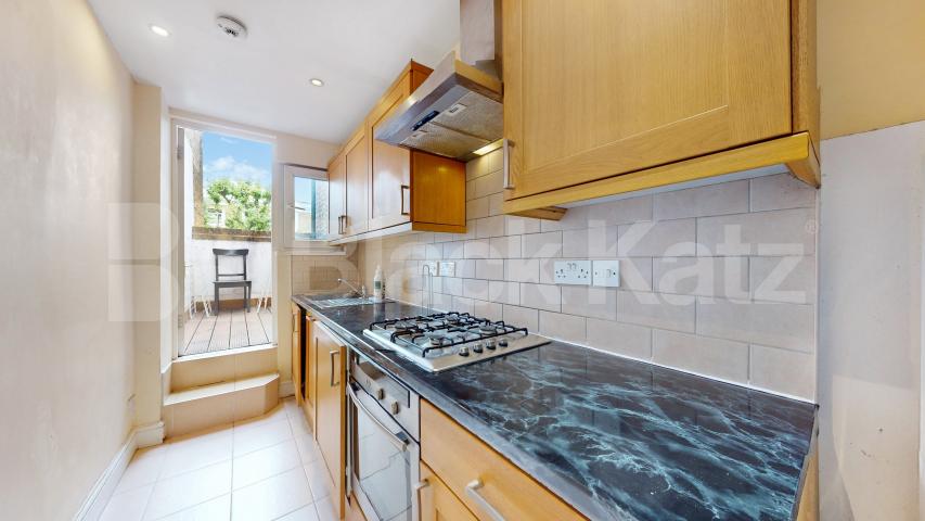Stylish 3 Bedroom Flat on Quiet Residential Street Rochester Road, Camden